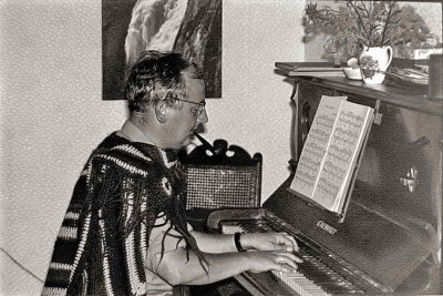Pierre Devianne au piano à Capdebart, 1970