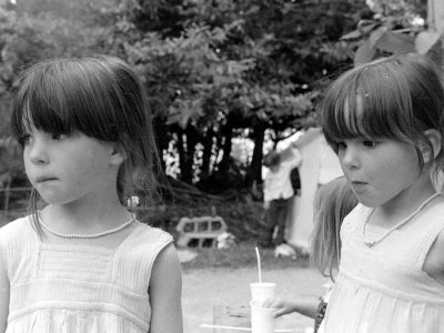 Sarah et Natacha ou l'inverse au Hardeu en 1981