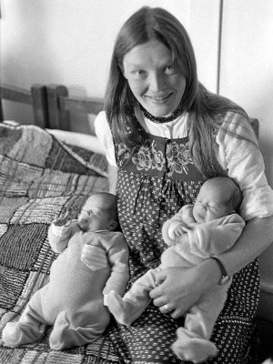 Marie et ses jumelles Mauve et Fougère en 1978