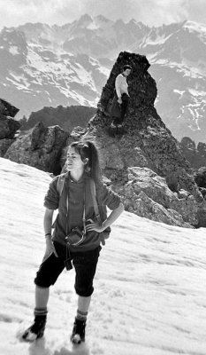 Anne alpiniste au pied de l'Ossau en 1969