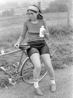 Anne en cycliste pas trs convaincue - 1975