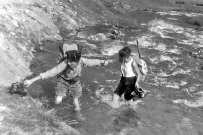 Anfoy et Anne en 1965  l'assaut d'un rio en vue de gagner le refuge de  Pombie