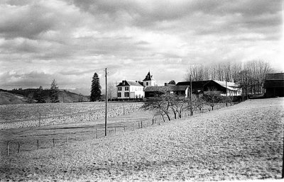 Ferme Larousse au sud du chalet du Foufouland, les Pyrnes en arrire-plan