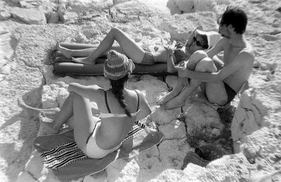 Bain de soleil dans la calanque d'En Vau en 1967