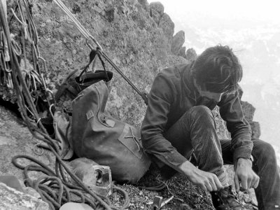 Préparatifs, au pied du pilier Nord du Petit Pic d'Ossau, Juin 1972.