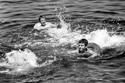 63 Enfants se baignant dans l'Adriattique