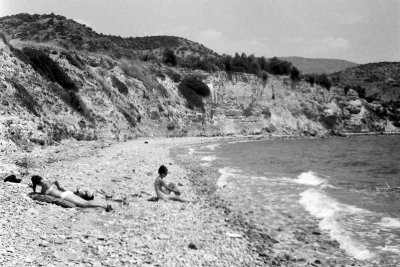124 Sance bronzing sur une plage dserte de Grce