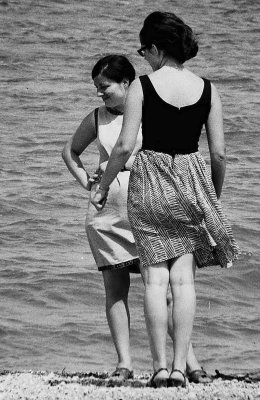 498 Deux dames sur la plage