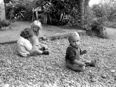 Flicie au Hardeu en 1975 avec ses petits cousins