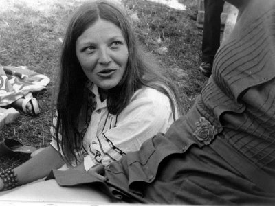 Marie discute avec Ccile