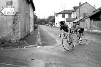 Virage de Louey : derrire Franois la minette cycliste rate son freinage