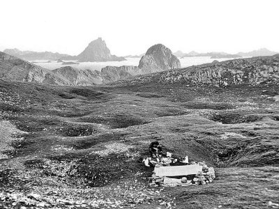 Le bivouac : quelques cailloux et une feuille en vinyle