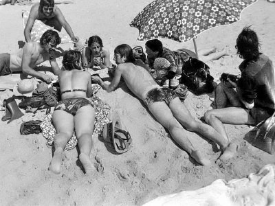 Partie de cartes sur la plage de Vieux-Boucau en 1977