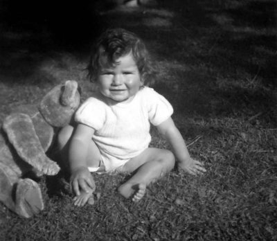 JM et son ours en peluche à Gavarnie en 1942 (9 mois)