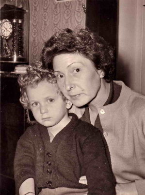 Marie-Christine et Hlne Silvie sa mre en 1961