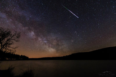 April Lyrid fireball and the Milky Way (slightly more dramatic edit)