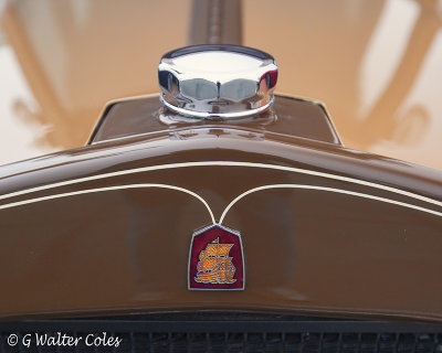 Plymouth 1932 2-dr sedan DD 5-16 (3) Emblem.jpg