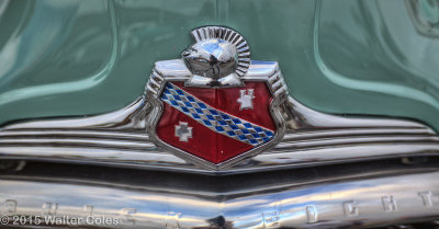 Buick 1947 Convertible DD 8-8-15 HDR (7) Emblem.jpg
