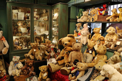 2271-teddy-bears-of-witney.jpg