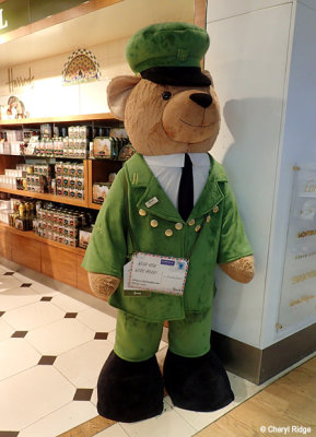 P5170193-heathrow-bear.jpg