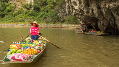 Vendors on the Ngo Dong River
