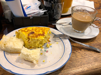 Shelter from the rain, Viscarret - tortilla Espanol and cafe con leche (4/10/2018)