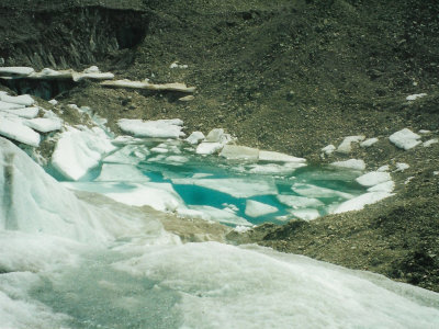 Ice breaking up on edge of glacier