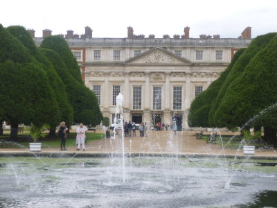 Jubilee Fountain with view of palace