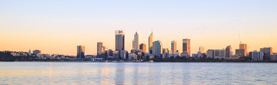 Perth and the Swan River at Sunrise 27th April 2017.jpg