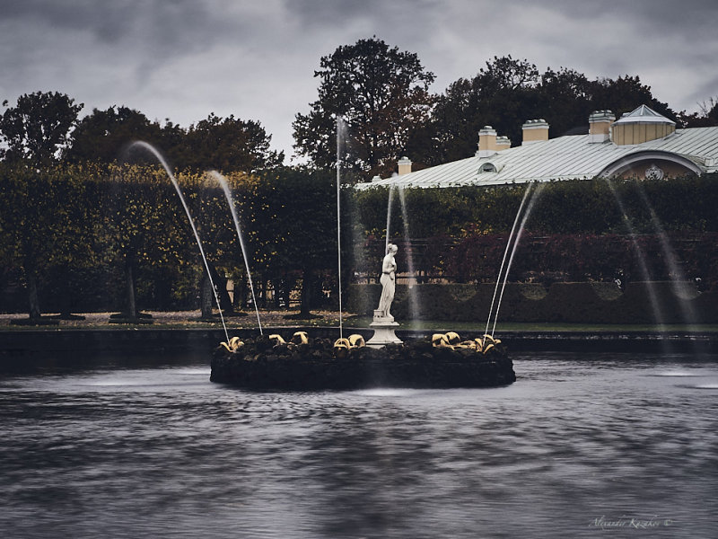 Upper garden, Western fountain of the Square ponds decorated with a statue of Venus.