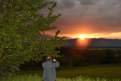 Josef Karner fotografiert in den Sonnenuntergang