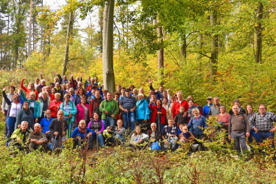 mit mehr als 100 Personen