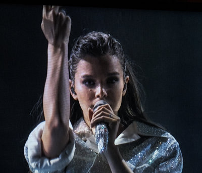 Screen shot of Hailee Seinfeld at the American Music Awards