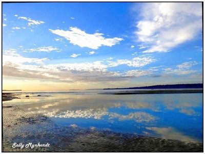 This is Huskisson Beach on the South Coast,
a truly wonderful spot where i enjoy camping.
On this particular morning the sky and reflections were magic!