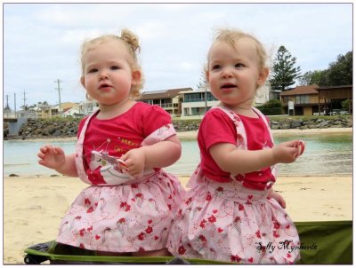 I could not walk past these twins on the beach! Their Mother
allowed me to take a picture of them in their Christmas outfits'
It was a bright afternoon and this pic is a bit over exposed.
Nevertheless they are so cute and i had to share the happy moment.