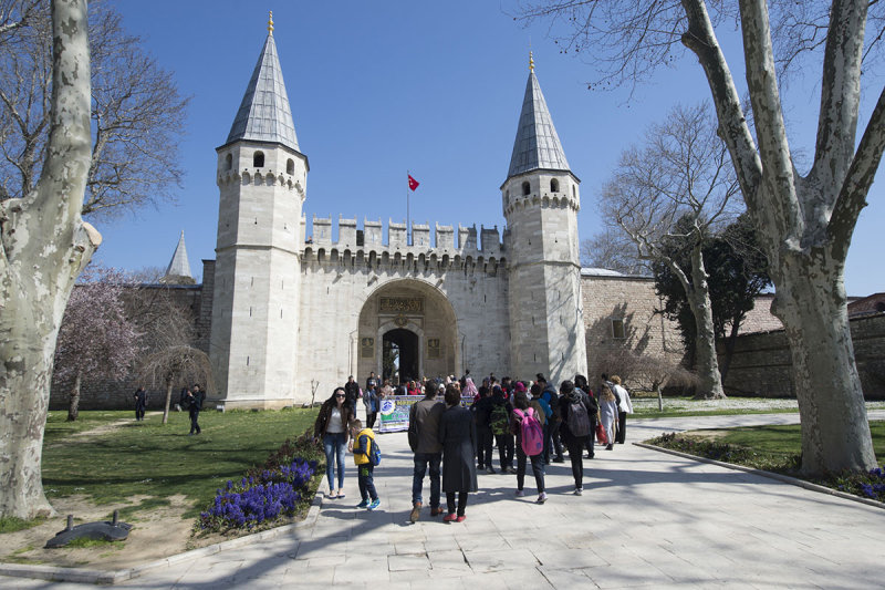 Istanbul Topkapi Gate of Salutations march 2017 1987.jpg