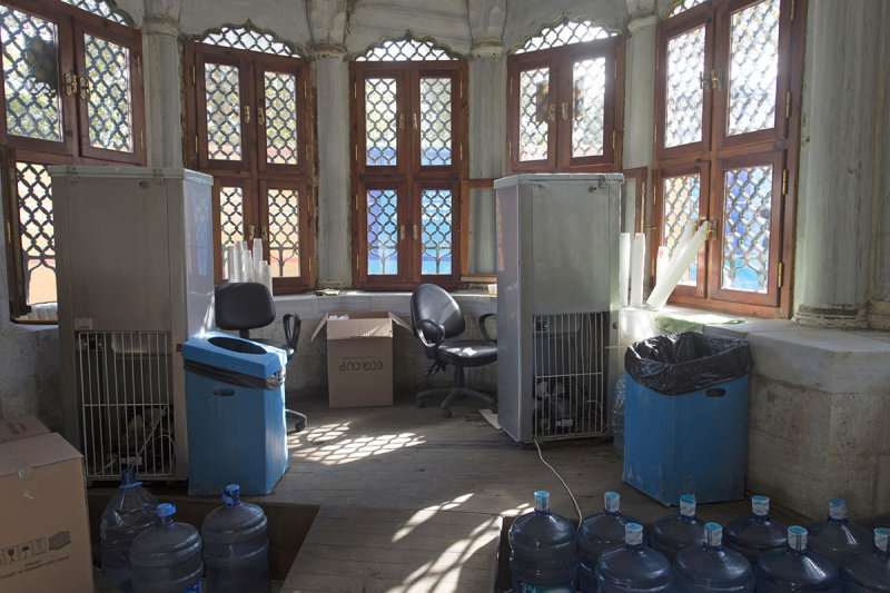 Istanbul at Yeni Valide Mosque october 2018 7421.jpg