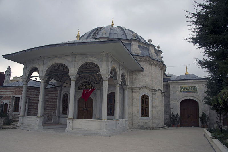 Istanbul Naksidil Valide Sultan Mausoleum october 2018 9306.jpg