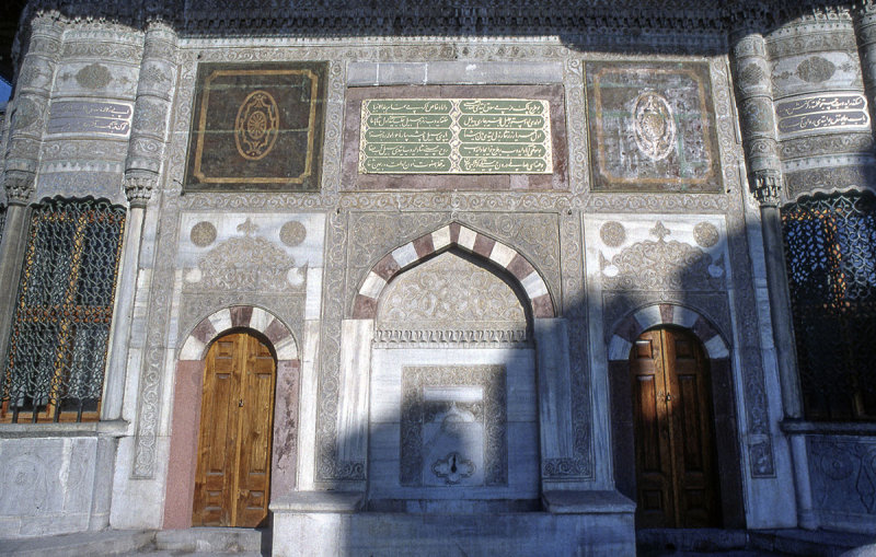 Istanbul Ahmed III fountain 465.jpg