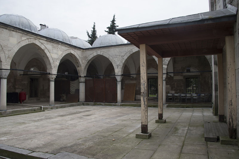 Istanbul Atik Valide Mosque dec 2018 9565.jpg