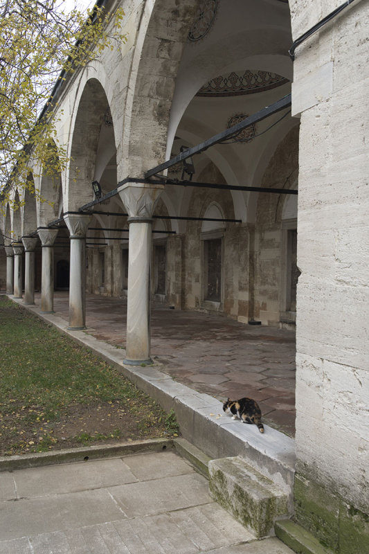 Istanbul Atik Valide Mosque dec 2018 9566.jpg
