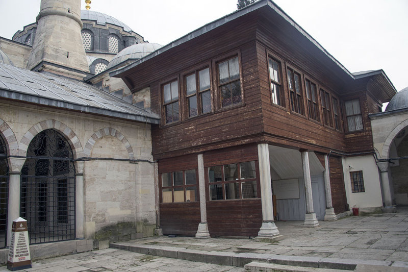 Istanbul Atik Valide Mosque dec 2018 9571.jpg