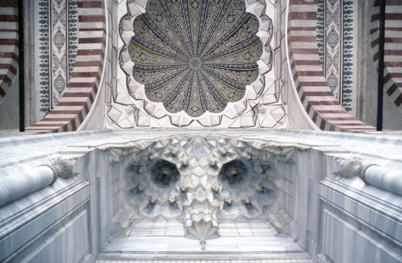 Edirne Selimiye entrance from court