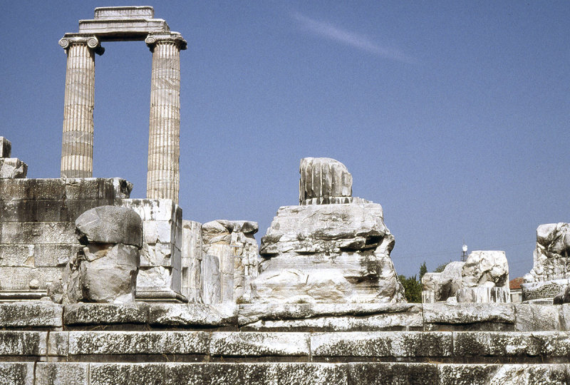 Dydima Apollo temple front 0