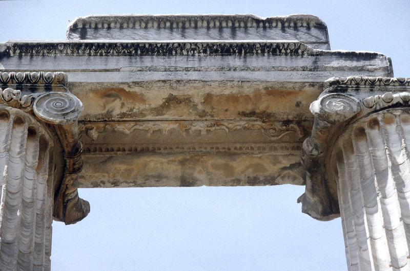 Dydima Apollo temple pillar top 1