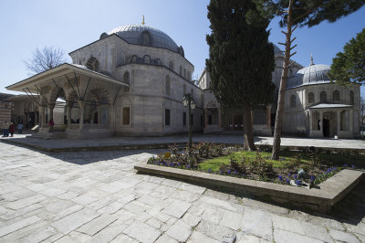 Istanbul Mausolea at Haghia Sofya march 2017 2574.jpg