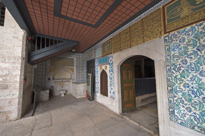 Istanbul Topkapi Palace Guard area march 2017 2035.jpg