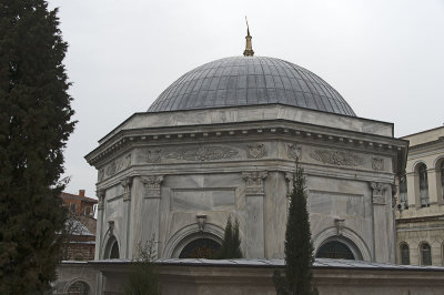 Istanbul At Mahmut II grave march 2018 5292.jpg