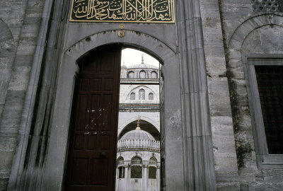 Istanbul Yeni Valide Camii in Üsküdar 2002 394.jpg