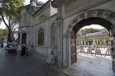 Istanbul Shah Sultan Mausoleum october 2018 7247.jpg